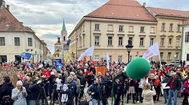 Markov trg pun k'o šipak koštica! Jesem ti samo kol'ko ih ima - nastavnica, čistačica, spremačica, domara, nastavnika...