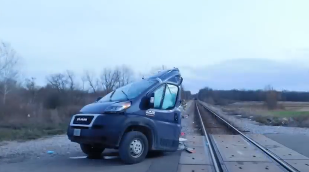 Kako to izgleda iz unutrašnjosti kombija kad se u njega u punoj brzini zaleti vlak? Provjerite u ovom jezivom videu