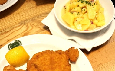 U popularnoj bečkoj pivnici, gdje i Hrvati stoje u redu za bečki odrezak i pivo (REPORTAŽA)