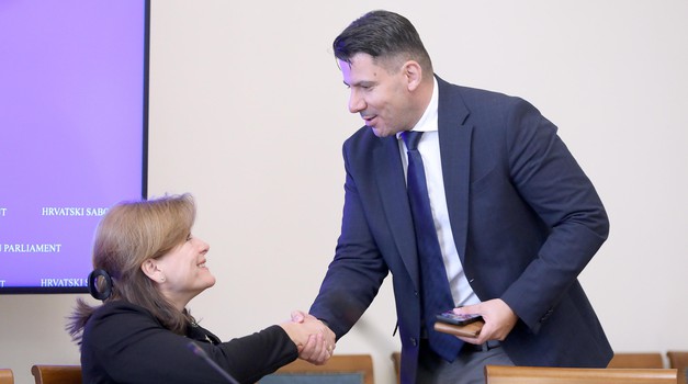 Karolina: - Mostovci su časni ljudi! Grmoja: - "Vidović Krišto se bori protiv korupcije i mi je pozivamo u koaliciju!