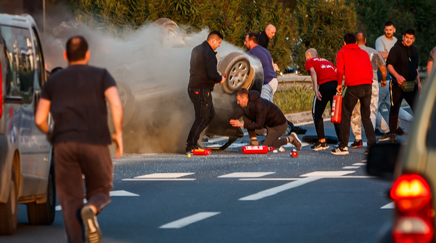 Strašno da se nije moglo gledati: Dvoje ljudi poginulo u teškoj prometnoj nesreći, a svi pričaju o herojskom činu prolaznika (FOTO)