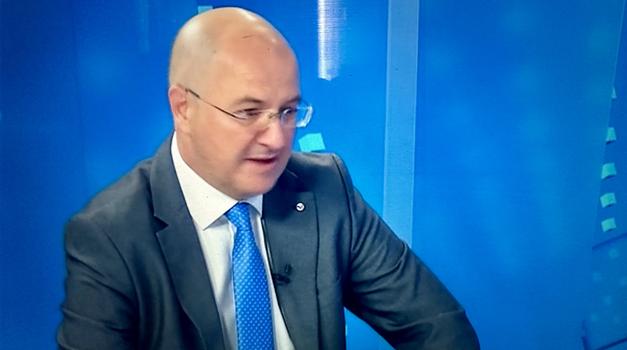 O Kolakušiću! I Trumpa je ignoriralo 90 % TV kuća pa je pobijedio na izborima. Vi niste čuli za njega, ali drugih 250 milijuna ljudi je!