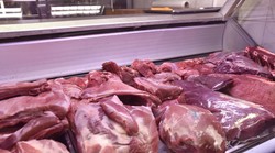 Odvratno! Zaposlenik trgovine otkrio što rade s mesom kojem je istekao rok trajanja - sve završi u kobasicama, čevapima, pljeskavicama... koje se dobro zasoli, popri, začini crvenom paprikom...