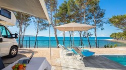 400 eura dnevno samo za luksuznu parcelu s privatnim bazenom tik uz azurno more! Hrvatska obala definitivno je najbolja destinacija za šatoraše