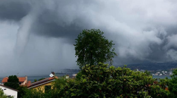 Šokantna scena tik uz hrvtasku granicu u Istri: Stanovnici odjednom ugledali veliku vodenu trombu (FOTO)