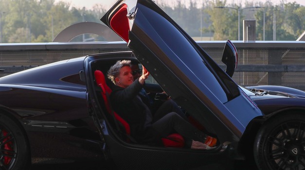 Na jedan dan zamijenio je svoj stari Opel za ovo čudovište od automobila... Nikada nećete pogoditi koji auto posjeduje Baby Lasagna!?