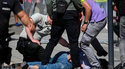 Prvi snimak atentatora na slovačkog premijera ROBERTA FICA-u u Handlovi! Stariji je i ima izraženu povredu na glavi duge kose