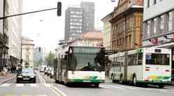 Kako se brani muškarac koji je u gradskom autobusu izbo bivšu partnericu?