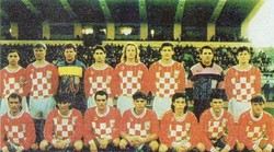 Nisu ih htjeli ni Nike, ni Puma, ni Adidas i godinama je Vatrene odijevao Patrick! Bili su u počecima poput ružnog pačeta, a onda je u stilu profesora Baltazara stigao on - Zvonko Bratuša