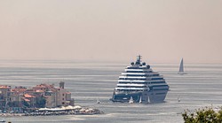 Luksuzna jahta, koja se usidrila usred Savudrijske vale, dobila je niz kritika; vidi zašto...