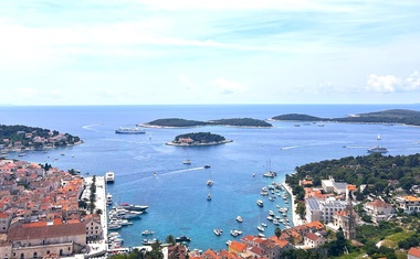 Turistici se na Hvaru poderala haljina - ono što je konobar sljedeće učinio bilo je potpuno neočekivano