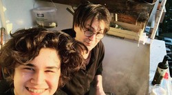 Vau, Vlado Kalember ima jako zgodnog sina, stvarno je njegova čista kopija - na oca nalik, na mamu mudar!