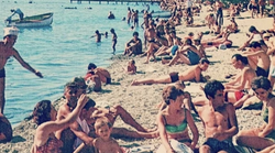 Izblijedjela fotografija s plaže u bivšoj Jugoslaviji postala je pravi hit: svi su primijetili samo jednu stvar!