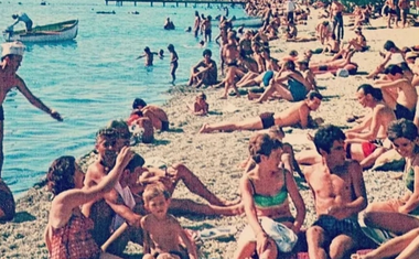 Izblijedjela fotografija s plaže u bivšoj Jugoslaviji postala je pravi hit: svi su primijetili samo jednu stvar!
