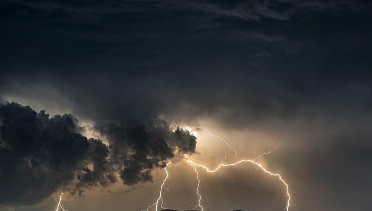 Olujni vjetar i kiša uzrokuju zastoje i ograničenja na cestama diljem zemlje