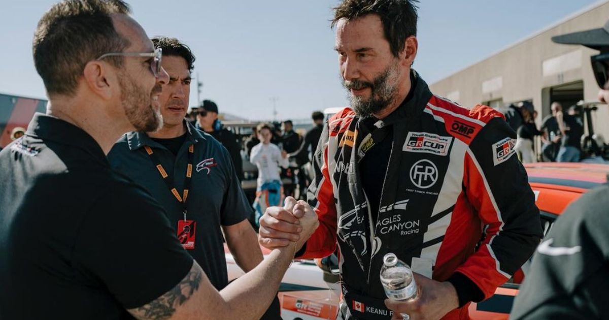 Jaxson Reeves Racing Keanu Reeves debitirao na utrkama, zavrtio se i izletio sa staze (video ...