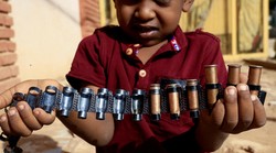 Svi pričaju o Ukrajini i Gazi, a u Sudanu krv teče u potocima i nikome ništa, kao da ne postoje! Stotine tisuće Sudanaca je ubijeno, milijuni gladuju, 25 milijuna treba humanitarnu pomoć...