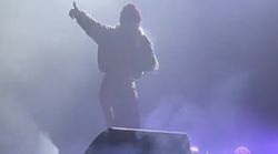 Slovenska pjevačica Senida Hajdarpašić poludjela na novogodišnjem koncertu  u obližnjoj Banja Luki i pozvala na tučnjavu: "Što je? Što je?! Ajde gore!" (VIDEO)