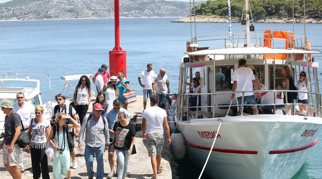 Obonjan - Otok Obonjan, nekad poznat kao Otok mladiosti, nakon investicije koja ce premasiti brojku od 15 milijuna eura postaje luksuzno ljetovaliste. rNa otoku ce cijena boravka biti 100 eura a mogucnost smjestaja se proteze od satora do kucica na stablu. Najavljena su i glazbena dogadjanja koje ce se odrzavati u amfiteatru. Projekta Obonjan Rivijera, je u suvlasnistvu britanskih, hrvatskih i slovenskih investitora a gostima ce pruzati razne sadrzaje poput restorana, wellnessa, cocktail barova, lezaljki i restorana. Trenutni kapacitet je oko 700 gostiju a planira se povecati na 1500. rPhoto: Dusko Jaramaz/PIXSELL