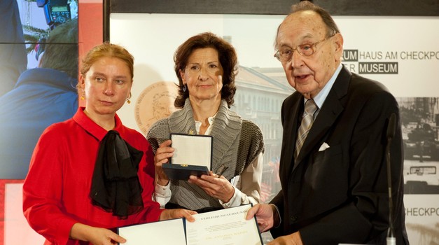 Alexandra Hildebrandt (L-R), director of the Checkpoint Charlie Museum, Antonia Roos, chief foreign correspondent for RTL media group, and former German Foreign Minister Hans-Dietrich Genscher pose during the awards ceremony of the "Dr. Rainer Hildebrandt Medal" human rights award at the Checkpoint Charlie Museum in Berlin,