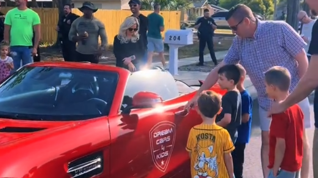 Zaljubljenici u sportske automobile priredili dječaku (4) rođendansko iznenađenje koje neće zaboraviti (VIDEO)