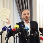 Štitio travu na Hipodromu za 2 milijuna eura Zagrepčana i još tvrdi da je to činio zbog nasilnika Ponjevića! Tomislav Tomašević ruga se javnosti – zapravo istini… (foto: Sanjin Strukić / Pixsell)