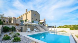 Zbog ove vile i zemlje je pao, da li i zbog HDZ-a i Jelavića?! Hladan tuš za Možemo i frontmana Hladnog piva - uhićen je Mile Kekin i tog zbog malverzacija sa zemljištem u Istri