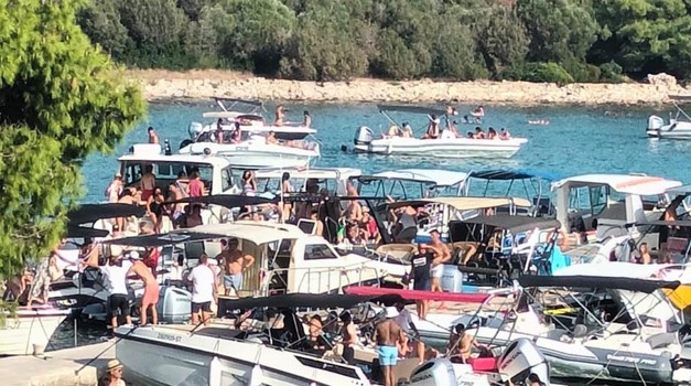 Stop masovnom turizmu na čarobnom hrvatskom otoku! Broj posjetitelja je oko 1500 dnevno, što je previše s obzirom na veličinu uvale