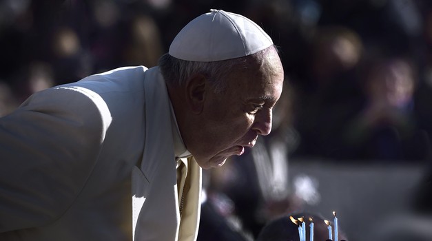 Molimo uvijek za nas: jedni za druge. Molimo za čitav svijet da vlada veliko bratstvo, bile su to prve riječi koje ja Papa izgovorio nakon što su ga ustoličili u Vatikanu