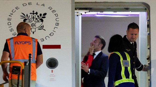 France's President Emmanuel Macron was pushed in the face by his wife Brigitte Macron as the couple arrived in Vietnam to begin a tour of Southeast Asia, at Noi Bai International Airport, in Hanoi, Vietnam, May 25, 2025. REUTERS/Chalinee Thirasupa Photo: CHALINEE THIRASUPA/REUTERS