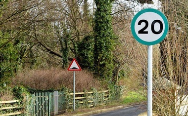 Valja pripaziti!!! Novi prometni znakovi s novom bojom. Što oni zapravo znače?