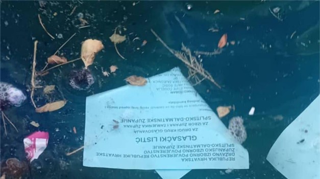 Skandal na Braču: Listići uoči drugog kruga izbora završili u moru (FOTO)