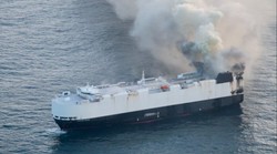 Požar na moru s EV autima!!! Brod s više od 3000 automobila zapalio se i potonuo. Razlog požara je alarmantan