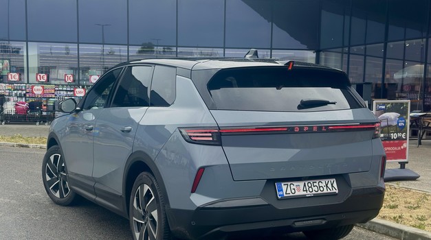 Snažan udar munje i na samog Lava, ili kako je Opel onako tiho i neprimjetno preskočio Peugeot - sve naoko isto kod brata blizanaca, no tako različito