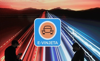 Ne bacajte staru SLO vinjetu! Od sad vrijedi 16 mjeseci, a ne 12!  Riječ je o čak 33,4 % sniženju cijene, a sve zbog toga što se izvode radovi na "SLO Križu", kao kompenzacija za strpljenje