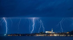 Zapanjujuća fotografija oluje nad jednim od najljepših istarskih gradova koja će vam oduzeti dah (FOTO)