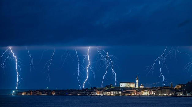 Zapanjujuća fotografija oluje nad jednim od najljepših istarskih gradova koja će vam oduzeti dah (FOTO)
