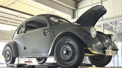 Nije to reminiscencija na Hitlera i Porschea, to je istinski dar ljubiteljima oldtimera. Prototip najstarije Volkswagen Bube vraća se na cestu