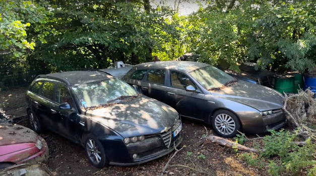 Groblje neprodanih Alfi, salon godinama je zapušten, pretvorio se u pravu vremensku kapsulu. Ali iza napuštene trgovine krije se tragična priča (VIDEO)