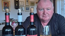 - Rigajte i serite ispod Big Bena. 300 je godina mlađi od hvarskoga Teatra. Hvar nisu stvorili partijaneri, ali njihov trajni odlazak će nas spasit! Ugodan ostatak lita!