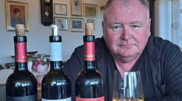 - Rigajte i serite ispod Big Bena. 300 je godina mlađi od hvarskoga Teatra. Hvar nisu stvorili partijaneri, ali njihov trajni odlazak će nas spasit! Ugodan ostatak lita!