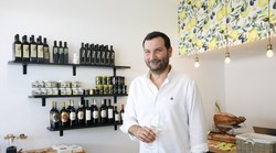 Dalmatinac za kojim luduju Slovenci - poput Dioklecijana osvojio ih je. Podario im je dalmatinskui bocu ulja ili vina, što uvijek dolazi s odličnom pričom, a osmijeh s pršutom