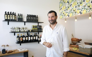 Dalmatinac za kojim luduju Slovenci - poput Dioklecijana osvojio ih je. Podario im je dalmatinskui bocu ulja ili vina, što uvijek dolazi s odličnom pričom, a osmijeh s pršutom