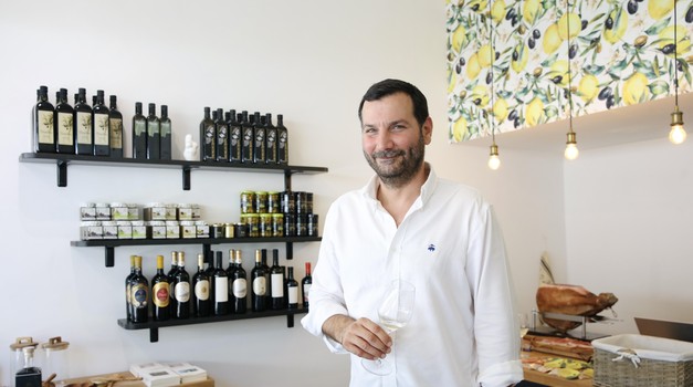 Dalmatinac za kojim luduju Slovenci - poput Dioklecijana osvojio ih je. Podario im je dalmatinskui bocu ulja ili vina, što uvijek dolazi s odličnom pričom, a osmijeh s pršutom