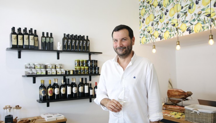 Dalmatinac za kojim luduju Slovenci - poput Dioklecijana osvojio ih je. Podario im je dalmatinskui bocu ulja ili vina, što uvijek dolazi s odličnom pričom, a osmijeh s pršutom