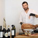 Dalmatinac za kojim luduju Slovenci - poput Dioklecijana osvojio ih je. Podario im je dalmatinskui bocu ulja ili vina, što uvijek dolazi s odličnom pričom, a osmijeh s pršutom (foto: Aleksandra Saša Prelesnik)