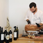 Dalmatinac za kojim luduju Slovenci - poput Dioklecijana osvojio ih je. Podario im je dalmatinskui bocu ulja ili vina, što uvijek dolazi s odličnom pričom, a osmijeh s pršutom (foto: Aleksandra Saša Prelesnik)
