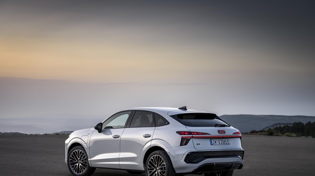 Novo: FOTO x40 Ponuda motora ista je kao i kod Q3. Tu su 1,5- i 2,0-litreni TFSI benzinski motori, 2,0 TDI dizelski motor i plug-in hibrid baziran na manjem benzinskom moto - Sportski duh i elegancija