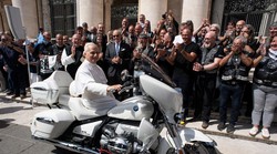 Lav obožava rasne motore! BMW R 18 postao je nebeski stroj – s Papinim autogramom i grbom Vatikana