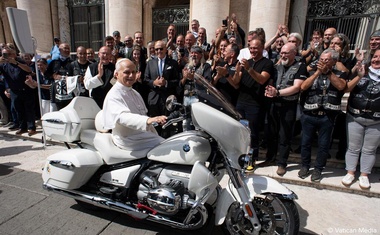 Lav obožava rasne motore! BMW R 18 postao je nebeski stroj – s Papinim autogramom i grbom Vatikana